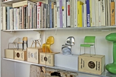 Obsáhlou knihovnu doplňují miniatury židlí z kolekce Vitra Design