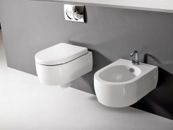 Série Flo (KERASAN), závěsný bidet 5 890 Kč, závěsný klozet 5 690 Kč, WC sedátko s měkkým dopadem 990 Kč, SAPHO