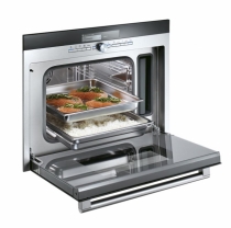 Vestavná kompaktní trouba HB 36D672 (SIEMENS) nabízí kombinaci beztlakového vaření v páře při teplotách od 35 ° do 100 °C a zároveň horkovzdušné pečení a kombinaci obou funkcí.  Spotřebič má 70 automatických programů a průběh pečení se zobrazuje v češtině na displeji. Cena 52 900 Kč, BSH – DOMÁCÍ SPOTŘEBIČE