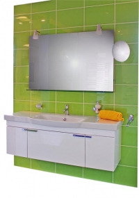 Nábytková sestava Sentique – umyvadlová skříňka (140 x 45 x 42 cm)  31 293 Kč, umyvadlo 27 450 Kč, zrcadlo 28 610 Kč