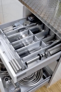 Na přání paní domu je kuchyňská linka opatřena standardními zásuvkami z IKEA