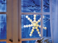 Závěsná dekorace Kallt o průměru 37 cm, čirá nebo bílá, LED, cena 499 Kč (IKEA)