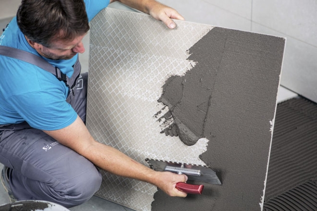 Pro dlažby do formátu 60 × 60 a 30 × 90 cm je vhodný tmel AD 530. Pro větší formáty pak lepicí tmel AD 530 MAX typu C2TES1 z řady Rako SYSTEM. Při kladení dlaždic větších formátů používejte zásadně tzv. dvoukontaktní lepení – Buttering &amp; floating, kdy se lepidlo nanáší na dlaždici i na podklad. Lepicí tmel natahujte zubovou stěrkou jedním směrem, a to od hrany předpokládané pokládky dlažby. Šířka spár by neměla být menší než 2 mm. (1)