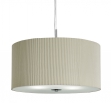 V jejich stylu: Závěsné svítidlo 2356 z řady Drum Pleat Pendants, chrom, sklo a textil, zdroj E27, 3x 40 W, vyrábí Searchlight, www.rajsvitidel.cz