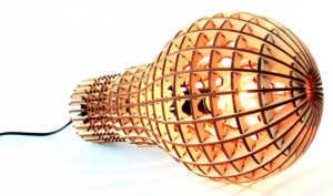Lampa (Suck UK), překližka řezaná laserem, lze pověsit i položit, 24 x 38 cm, cena 3 495 Kč, www.openport.cz
