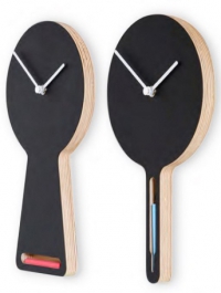 Magnetická tabule s hodinami Tablito e Tablita (Diamantini &amp; Domeniconi, design Enrico Azzimonti) z vrstvené břízy a břidlice, na které lze psát, cena vč. kříd a magnetické gumy 1 499 Kč, www.designove-hodiny.cz