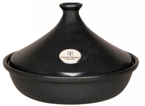 Keramický tažin (Emile Henry), O 32 cm, objem 2,5 litru, cena 2 225 Kč, www.vasekuchyne.cz