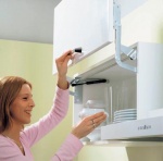 Máte-li horní skříňky zavěšené níž, nehrozí vám, že se o roh skříňky zraníte. Vyklápěcí mechanismy jsou rovněž praktičtější a bezpečnější než klasické závěsy, HETTICH