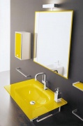 Koupelnová sestava Lingotto (design Luigi Boni, Open Kristallux), kombinace nerez/barvené sklo, rozměr umyvadla 80 x 52 cm, cena od 30 000 Kč, AQUA TRADE