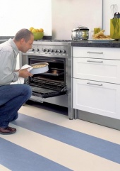 Marrmoleum Click v provedení Whispering blue 53856 a Virgin blue 53855 barbacos, obdélníky v šířce 91 x 30 cm, cena 1 780 Kč/metr čtvereční, FORBO