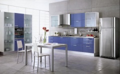 Sestava Reflexa (Home cucine), korpus MDF deska, dvířka dřevotříska s fólií ve vysokém lesku nebo hliníkový rámeček a pískované sklo, cena vč. nerezové pracovní desky 166 000 Kč, ITALIA INTERIOR - DESIGN