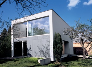 Architekt se s investory shodl v minimalistickém přístupu a funkcionalistické tradici - prostý hranol navíc umožnil vyřešit největší omezení parcely