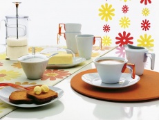 Kolekce nádobí Hula hop (Guzzini), kombinace porcelán/plast, šálek s podšálkem, cena 1 482 Kč/2 ks, hrnek, cena 987 Kč/2 ks, cukřenka, cena 657 Kč, mlíčenka, cena 657 Kč, dóza na máslo, cena 723 Kč, CASA BELLA