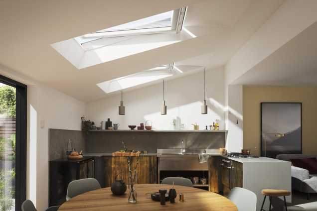 Společnost VELUX Česká republika představí na letošním stavebním veletrhu FOR ARCH dálkově ovládané střešní okno s panoramatickým výhledem a dvě designové novinky – střešní okno s černým vnitřním rámem a kolekci zatemňujících rolet Colour by You. Vedle nových produktů bude samozřejmě k vidění také kompletní portfolio střešních oken a stínicích doplňků. Veletrh se koná ve dnech 17. až 21. září 2019 na výstavišti PVA EXPO PRAHA a nabídku společnosti VELUX naleznete v hale 3 na stánku číslo 3A16. (Zdroj: VELUX)