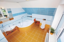 Potřebným doplňkem každé koupelny by mělo být zrcadlo. Na doporučení architektky se rozhodli pro zrcadlo vlepené do stěny
