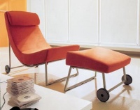 Chaise longue Dream (Calligaris), snímatelná látka v modré nebo oranžové, leštěný chrom, rozměr d. 103/93 x v. 96/108 x 65 cm, cena 17 900 Kč, podnožka 7 200 Kč, AMBER INTERIER