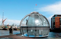 Tři podloží kulovitého příbytku Sphere jsou situovaná okolo centrálního jádra