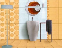 Barevný funkcionalismus. Série Glamour Apricot (ATLAS CONCORDE), oranžový dekor 25 x 45 cm, 762 Kč/ks, obklad 25 x 45 cm, 1 100 Kč/metr čtvereční, listela 8 x 45 cm, 284 Kč/ks, ASSO
