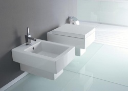Závěsná verze klozetu s bidetem z kolekce Vero (DURAVIT), ceny: klozet 23 241 Kč, bidet 16 285 Kč, ALISEO
