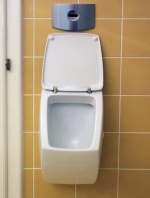 Pisoár Pareo (KERAMAG) má hygienické senzorové ovládání, když se nepoužívá, automaticky po několika hodinách spláchne, cena splachovače 15 527 Kč