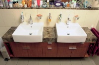 Umyvadla Pure Basic (VILLEROY and BOCH), cena za kus 9 556 Kč. Všechny elegantní doplňky jsou ze série Liaison (EMCO) - dávkovač mýdla 4 520 Kč, držák se skleničkou 2 613 Kč a miska na mýdlo s chromovým držákem je za 2 613 Kč