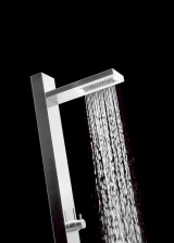 Hlavová sprcha je součástí sprchového panelu Suogiu (BONGIO), který je vybaven termostatem, cena 92 690 Kč, IL BAGNO