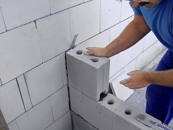 U zdění na lepidlo dosahuje ložná spára lepidla pouhé 2 mm (KM BETA)