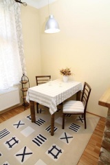 Jídelní stůl a židle sehnala majitelka v bazaru. Postarala se o renovaci dřeva i o nové čalounění. Jídelnu ještě oživuje koberec z IKEA