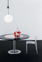Stůl 4to8 (Desalto) s odnímatelným barevným kruhem po obvodu, design Arik Levy, nerez ocel a lakovaná MDF deska, výška 73 cm, průměr 140 cm, cena 68 211 Kč, LIVING SPACE
