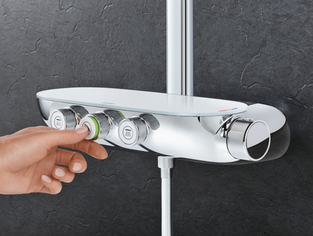 Grohtherm Smartcontrol je kombinovaná sprchová termostatická baterie se 3 ventily, má bezpečnostní zarážku při 43 °C, technologii pro nízkou spotřebu vody, cena 29 370 Kč, www.grohe.cz
