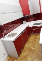 Obkladová deska je z kaleného, lakovaného skla (síla 6 mm), cena (bez DPH) 3 000-4 000 Kč za metr čtvereční, KUCHYŇSKÉ STUDIO ANYX