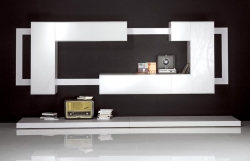 I modernímu nábytku sluší retro doplňky − staré rádio a gramofon, sestava nábytku Rational (Flai), lak, 360 x 58 x 190 cm, cena od 119 062 Kč, ABITARE