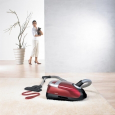 Vysavač S781 (Miele), elektronická regulace výkonu, tlumení zvuku Silence, aktivní uhlíkový HEPA filtr, prachový pytlík HyClean s automatickým uzávěrem, zabezpečení proti vysávání bez pytlíku, 2 200 W, akční rádius 10 m, cena 16 990 Kč, MIELE