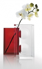Plastová váza od firmy Guzzini, design Fabio Manlio Ciocca, rozměr 12 x 6 x20 cm. Cena 822 Kč, CASA BELLA