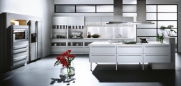 Kuchyň Odysée v provedení malamin v odstínu aluminium s horizontálními vroubky, hliníkové roletky, pracovní desky bílý laminát s masivní hliníkovou hranou. Cena (podle vybavení) od 380 000 Kč