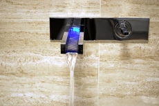 Umyvadlová páková baterie Rettangolo Colour (GESSI) s osvětlením LED mění barvu světla podle teploty vody, cena 45 314 Kč