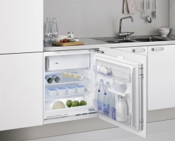 Malá vestavná chladnička ARG 590, objem 132 l, výparník vyveden pod pracovní desku. Cena 12 290 Kč, WHIRLPOOL