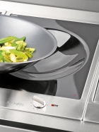 Speciálně upravená deska s prohlubní umožňuje využití pánve wok na indukční vaření. Indukční wok CSV 1223, cena (včetně pánve) 49 990 Kč, MIELE