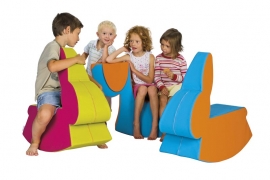 Houpačky, design Halka Maršáková a Lucie Barešová, koženka, polyuretanová pěna, cena za psa 7 550 Kč, cena za králíka 7 950 Kč, STUDIO IN2