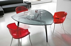 Jídelní stůl Emme (LIVIT), design Marc Sadler, provedení lak/hliníkové detaily, deska čiré nebo lakované sklo, cena 78 105 Kč, židle Dandy, provedení chrom/akryl, cena 9 260 Kč, ABITARE