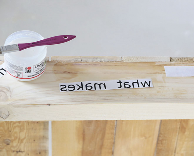 5. V PC napište text a vytiskněte jej zrcadlově na laserové tiskárně. Na text i tam, kde jej chcete umístit, naneste tenkou vrstvu transfer gelu. Text přitlačte na dřevo a dobře vyhlaďte.