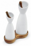 Tapas (Sagaform), design Jon Eliasson, keramické nádoby na olej a ocet v dřevěné misce, cena za sadu 1 220 Kč, INTERNETOVÝ OBCHOD NAOKO DESIGN