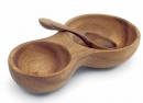 Tapas (Sagaform), design Jon Eliasson, keramické nádoby na olej a ocet v dřevěné misce, cena za sadu 1 220 Kč, INTERNETOVÝ OBCHOD NAOKO DESIGN