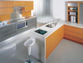 Kuchyňská sestava medové barvy (Porcelanosa), povrch dýhy javor, lakováno transparentním matovým lakem, vrstvená struktura, tloušťka dveří 19 mm, fluorescenční osvětlení pod horními skříňkami, cena včetně nerezové pracovní desky 310 000 Kč, BATHMEN