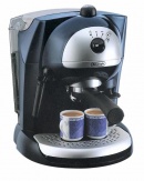 Kávovar EC 400 (De Longhi) se systémem cappuccino. Kávu připravuje pod tlakem 15 barů, funkce disco crema pak zaručí hustou pěnu. Cena 4 990 Kč, EPROTON