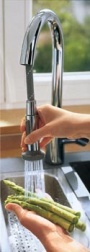 Allegra Variarc (HANSGROHE) disponuje vysouvací sprchou s normálním nebo sprchovým proudem vody a navíc se dá sklápět, lze ji tedy použít k dřezu pod oknem. Cena 11 466 Kč, HANSGROHE