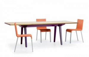 Systém Joyn Table je vhodný spíše do jídelen a kuchyní, rozměry od 720 x 2 100 x 900 mm (k dodání i ve větší velikosti), horní deska stolu v přírodním dubu, ořechu, mramoru, bílém melaminu, cena podle materiálu a rozměrů od 60 594 Kč, VITRA KONCEPT