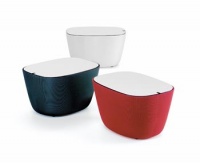 Box (Vitra), muifunkční stolek s otvory na kabely vhodný k umístění TV, notebooku atd., materiál polyuretanová pěna, potah polyesterový úplet v různých barvách, horní deska lakovaná MDF, rozměry 300 x 550 x 405 mm, cena 11 153 Kč, VITRA KONCEPT