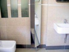 K ukládání drobných hygienických potřeb a zároveň jako zrcadlo slouží otočná koupelnová skříňka