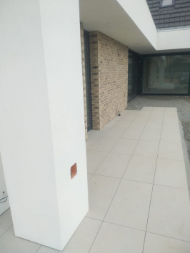 Venkovní dlažba na terase byla prováděna pokládkou do připraveného lože. Z nabídky partnera Semmelrock byla vybrána porcelánová dlažba s názvem AirPave, která nabízí sofistikovaný design porcelánových dlaždic v moderním velkoformátu. (Zdroj: Wienerberger)